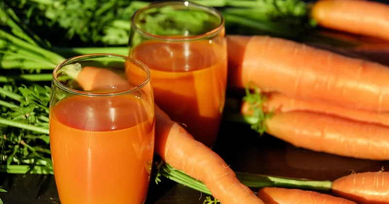 Anti-gaspillage : les fanes et les épluchures de carottes ne se jettent pas