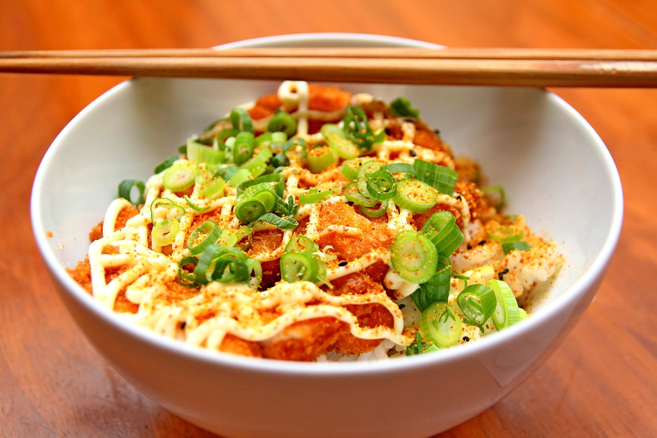découvrez l'univers savoureux de la street food asiatique, une explosion de saveurs et de textures. plongez dans un festin de nouilles, de rouleaux de printemps, de dumplings et d'autres délices irrésistibles qui capturent l'essence des marchés de rue d'asie. explorez des recettes authentiques et des conseils pour recréer ces plats emblématiques chez vous.