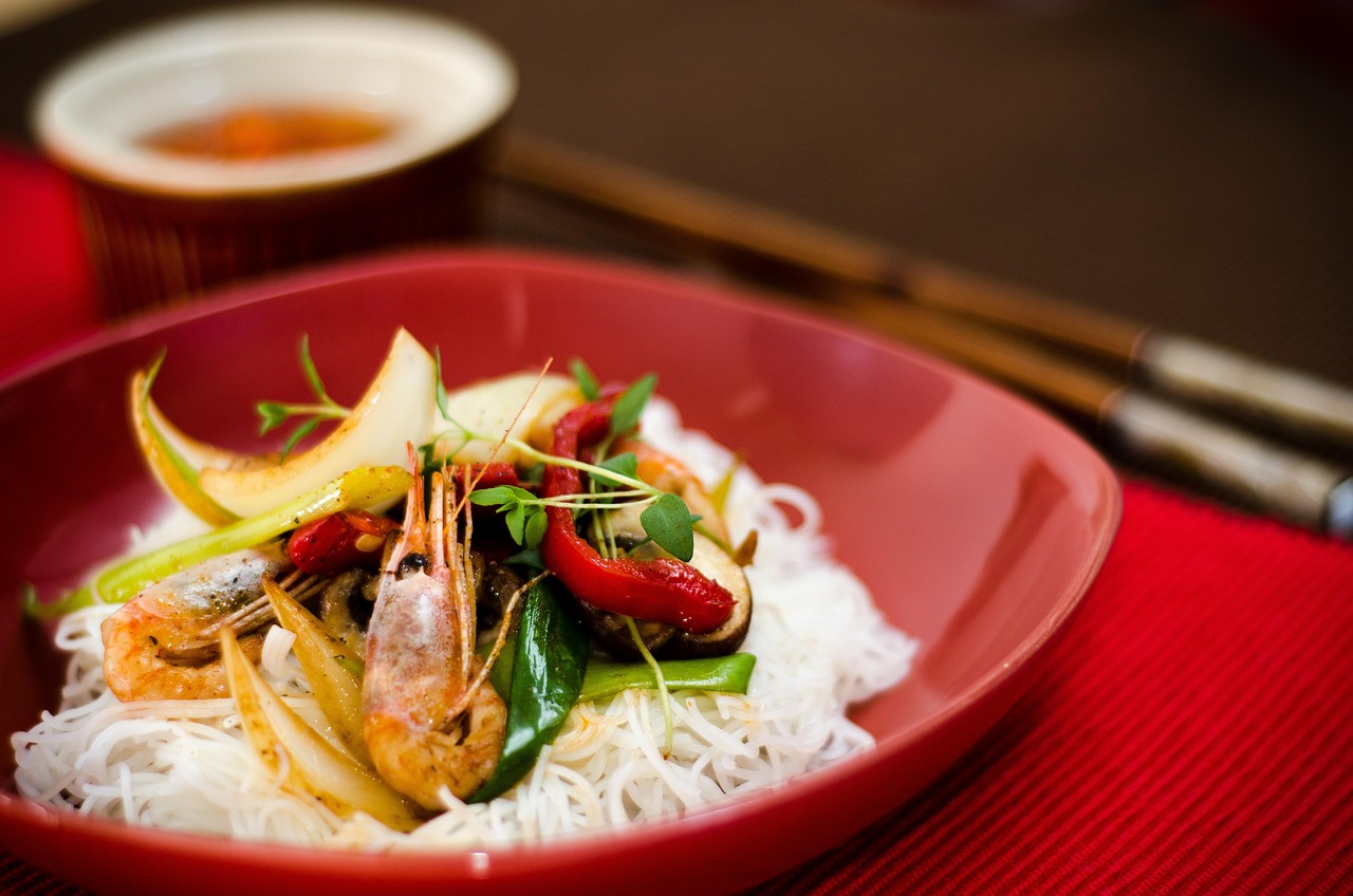 découvrez la délicieuse street food asiatique, un savoureux mélange de saveurs et de textures. partez à la rencontre des plats emblématiques des rues d'asie, des nouilles sautées aux brochettes grillées, et laissez-vous tenter par un voyage culinaire inoubliable.