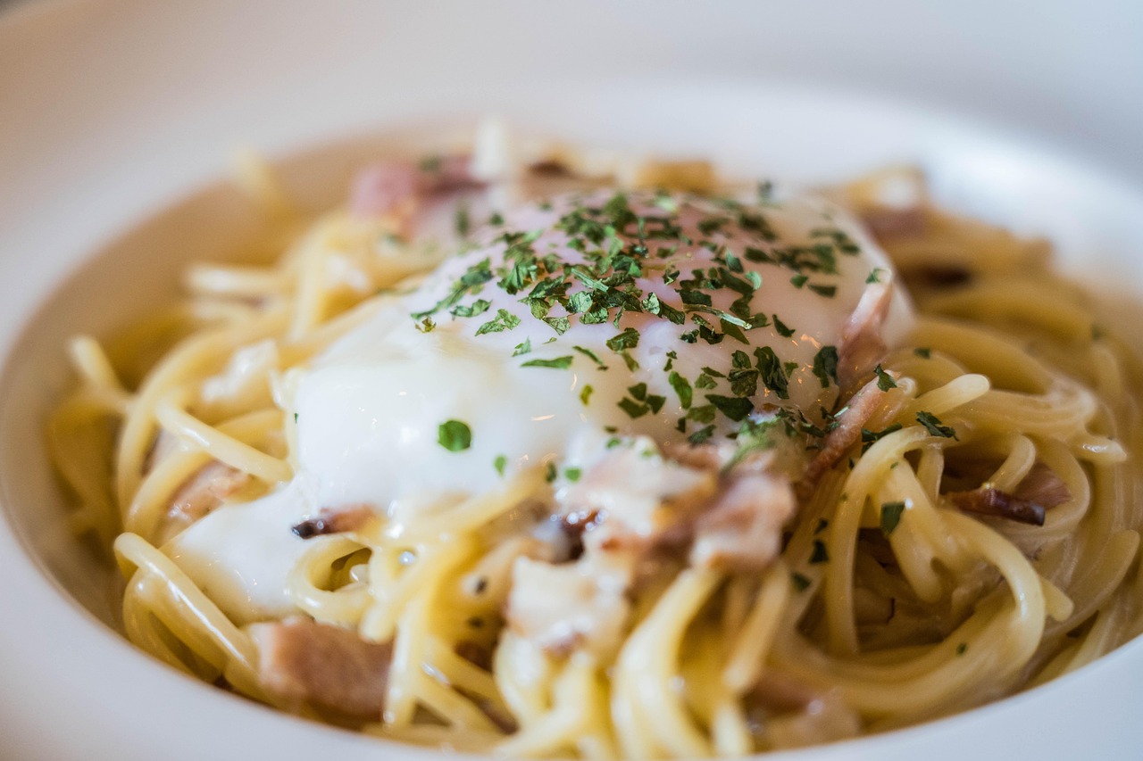 découvrez la recette traditionnelle de la carbonara, un plat italien savoureux et réconfortant, préparé avec des pâtes, des œufs, du fromage pecorino et de la pancetta. apprenez à réaliser cette spécialité culinaire en quelques étapes simples pour impressionner vos convives avec un repas authentique et délicieusement crémeux.