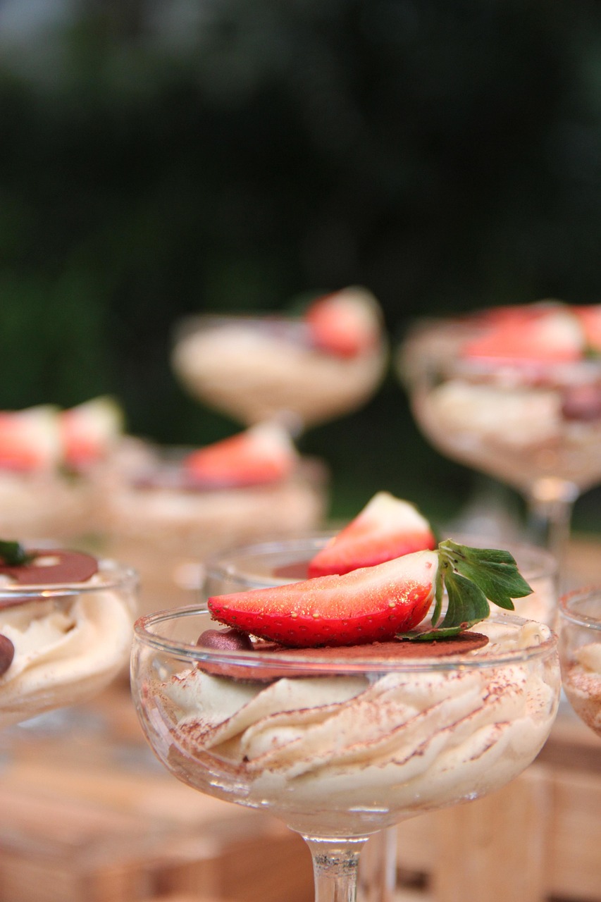 découvrez notre délicieuse recette de tiramisu sans œufs, alliant la douceur du mascarpone et le parfum du café, pour un dessert onctueux et savoureux qui ravira tous les amateurs de douceurs italiennes.