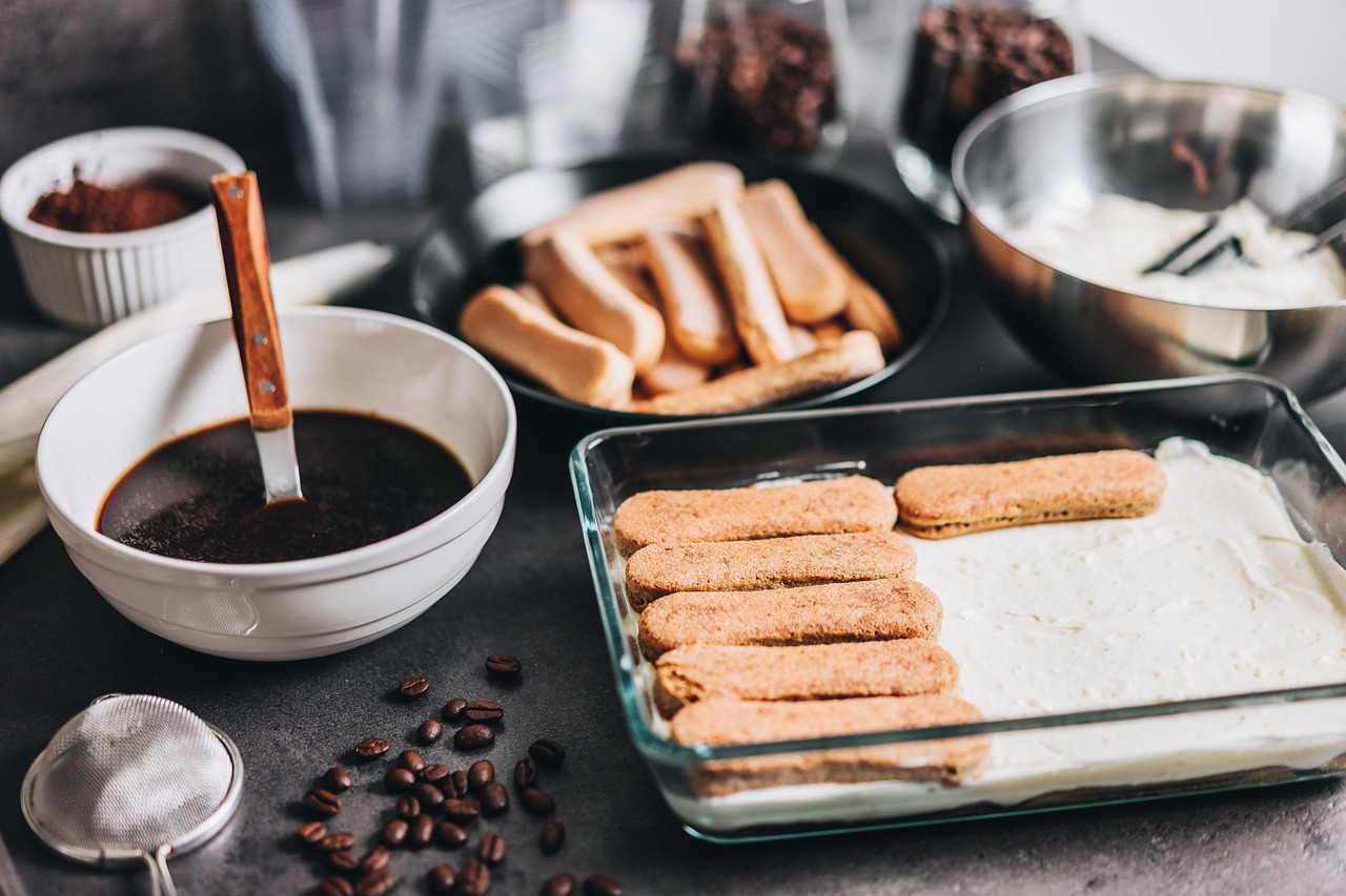 découvrez notre recette de tiramisu sans œufs, un dessert italien crémeux et savoureux qui ravira vos papilles. facile à préparer, cette version alternative offre toutes les saveurs authentiques du tiramisu traditionnel, tout en étant adaptée à toutes les sensibilités alimentaires.