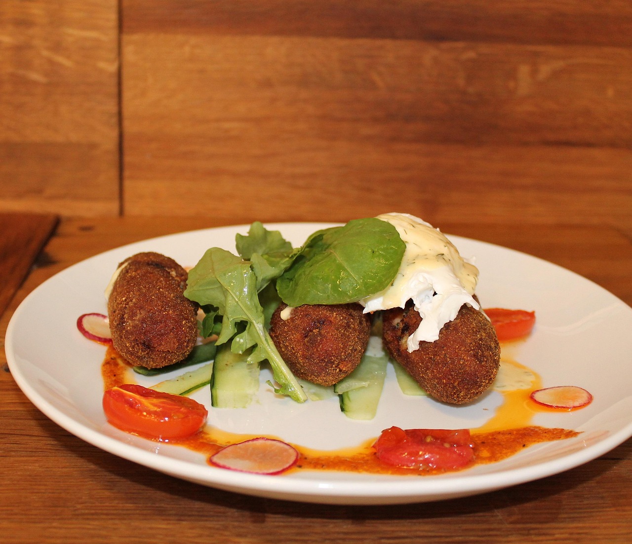 découvrez la savoureuse recette des falafels, des boulettes croustillantes à base de pois chiches et d'épices, parfaites pour un repas sain et végétarien. apprenez comment les préparer facilement à la maison et régalez vos papilles avec ces délicieuses bouchées pleines de saveurs.