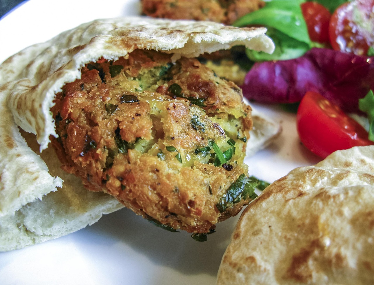 découvrez les falafels, ces délicieuses boulettes à base de pois chiches, épicées et croustillantes, parfaites pour un repas savoureux et végétarien. idéales en accompagnement, dans un wrap ou en salade, les falafels raviront vos papilles avec leur goût inimitable.