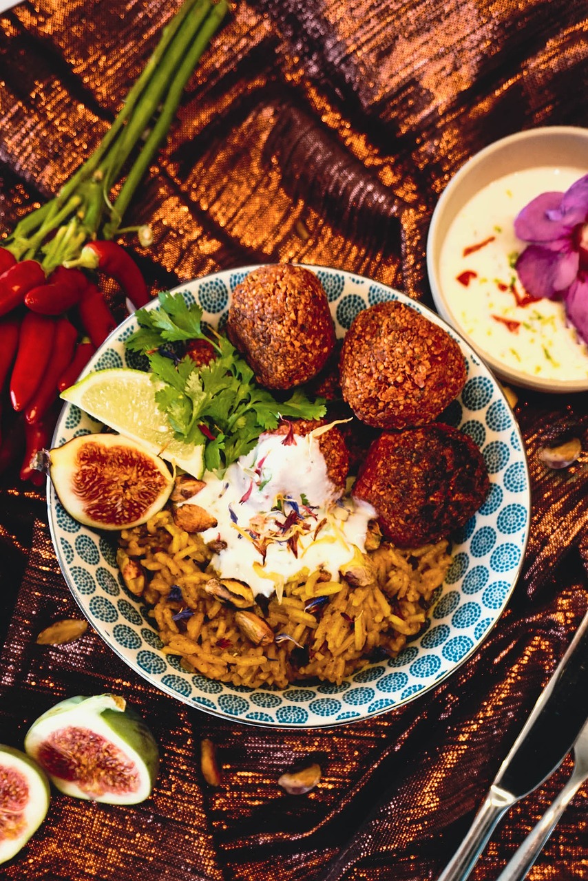 découvrez le délicieux monde des falafels : des boulettes croustillantes à base de pois chiches, savamment épicées et servies avec des sauces savoureuses. idéaux pour un repas végétarien ou un en-cas gourmand, plongez dans cette cuisine méditerranéenne pleine de saveurs.