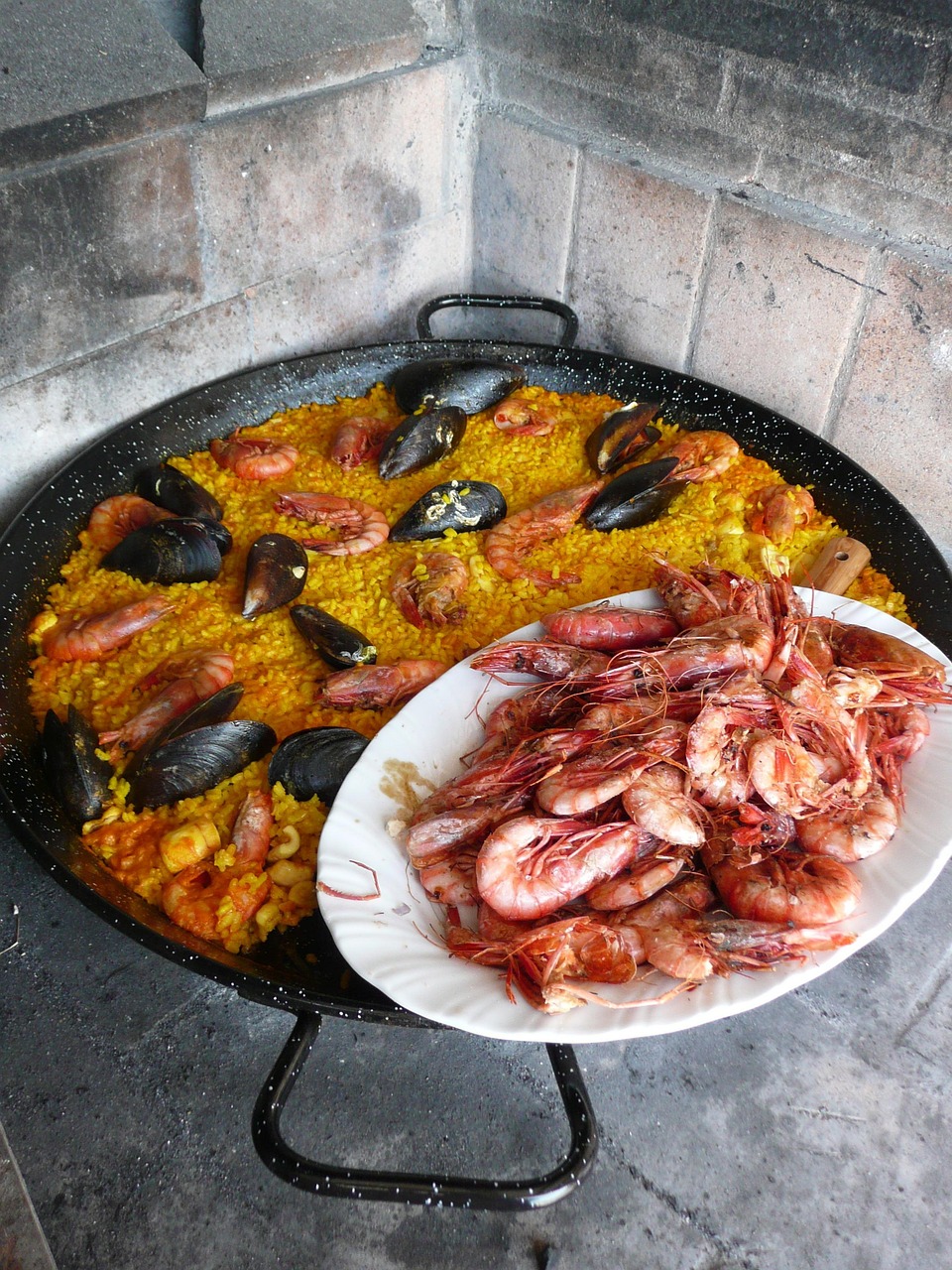 découvrez la paella, un plat emblématique de la cuisine espagnole, alliant riz savoureux, fruits de mer frais et viandes délicates, le tout épicé avec amour. parfait pour des repas en famille ou entre amis, venez savourer cette spécialité méditerranéenne pleine de couleurs et de saveurs.
