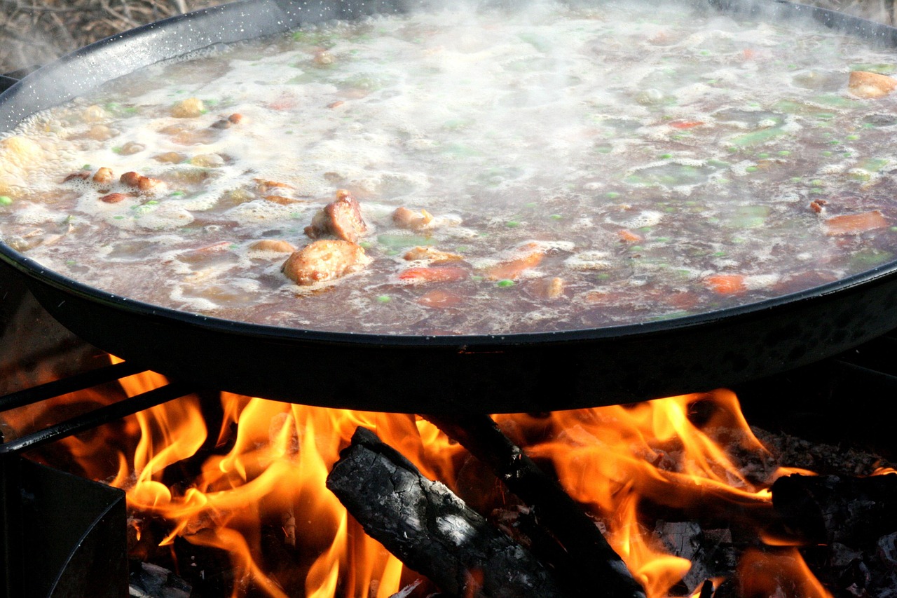 découvrez la recette authentique de la paella, un plat emblématique espagnol combinant riz savoureux, fruits de mer frais et viandes délicieuses, idéal pour partager en famille ou entre amis.