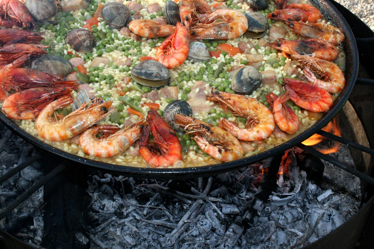 découvrez la véritable paella espagnole, un plat savoureux à base de riz, fruits de mer et légumes, idéal pour partager entre amis et en famille. apprenez les secrets de sa préparation et savourez l'authenticité de cette spécialité méditerranéenne.