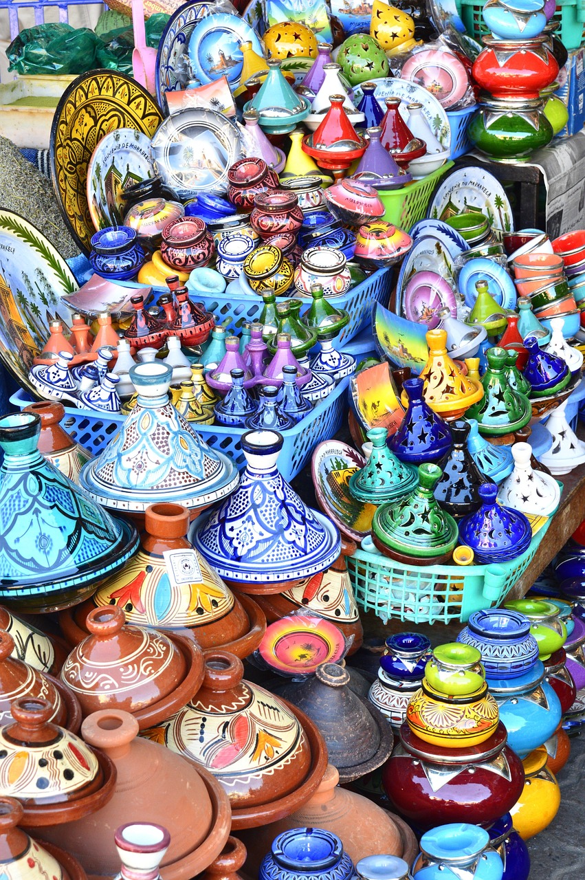 découvrez l'authenticité du tagine, ce plat traditionnel marocain cuit lentement dans un récipient en terre cuite. savourez un mélange de saveurs exquises, des épices envoûtantes et des ingrédients frais qui font de chaque bouchée une expérience inoubliable. apprenez à préparer votre propre tagine et plongez dans la richesse de la cuisine orientale.