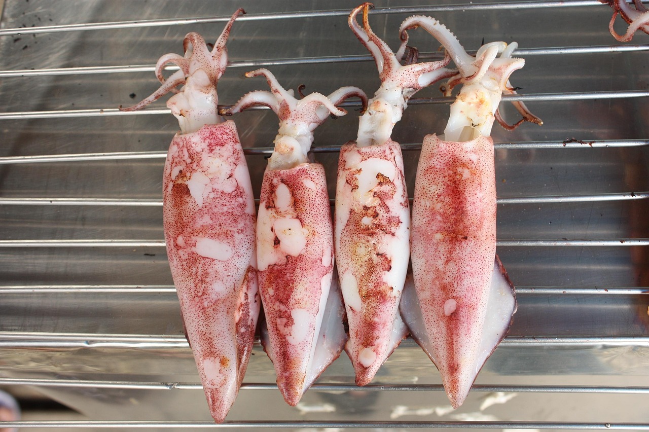 découvrez la richesse culinaire de la thaïlande avec ce plat thaïlandais savoureux. éveillez vos papilles avec des ingrédients frais, des épices parfumées et une harmonie de saveurs exotiques. idéal pour les amateurs de cuisine asiatique en quête d'authenticité.