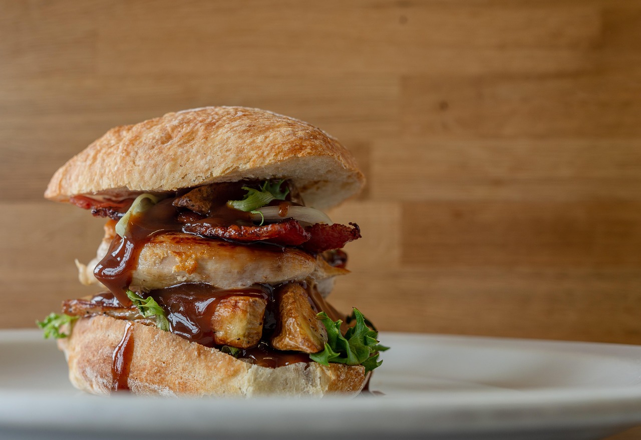 découvrez notre délicieux burger vegan, préparé avec des ingrédients frais et savoureux. un mélange parfait de textures et de saveurs pour satisfaire toutes vos envies gourmandes tout en respectant votre mode de vie végétalien.