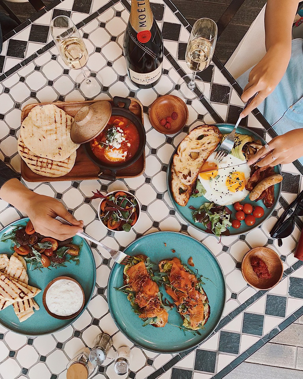 découvrez notre sunday brunch gourmand, un délicieux mélange de saveurs sucrées et salées pour bien commencer votre dimanche en douceur.